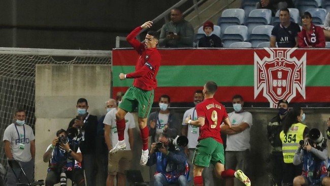 Cristiano Ronaldo menciptakan beberapa rekor lain setelah mencetak gol bersama timnas Portugal saat menang 3-0 atas Qatar.