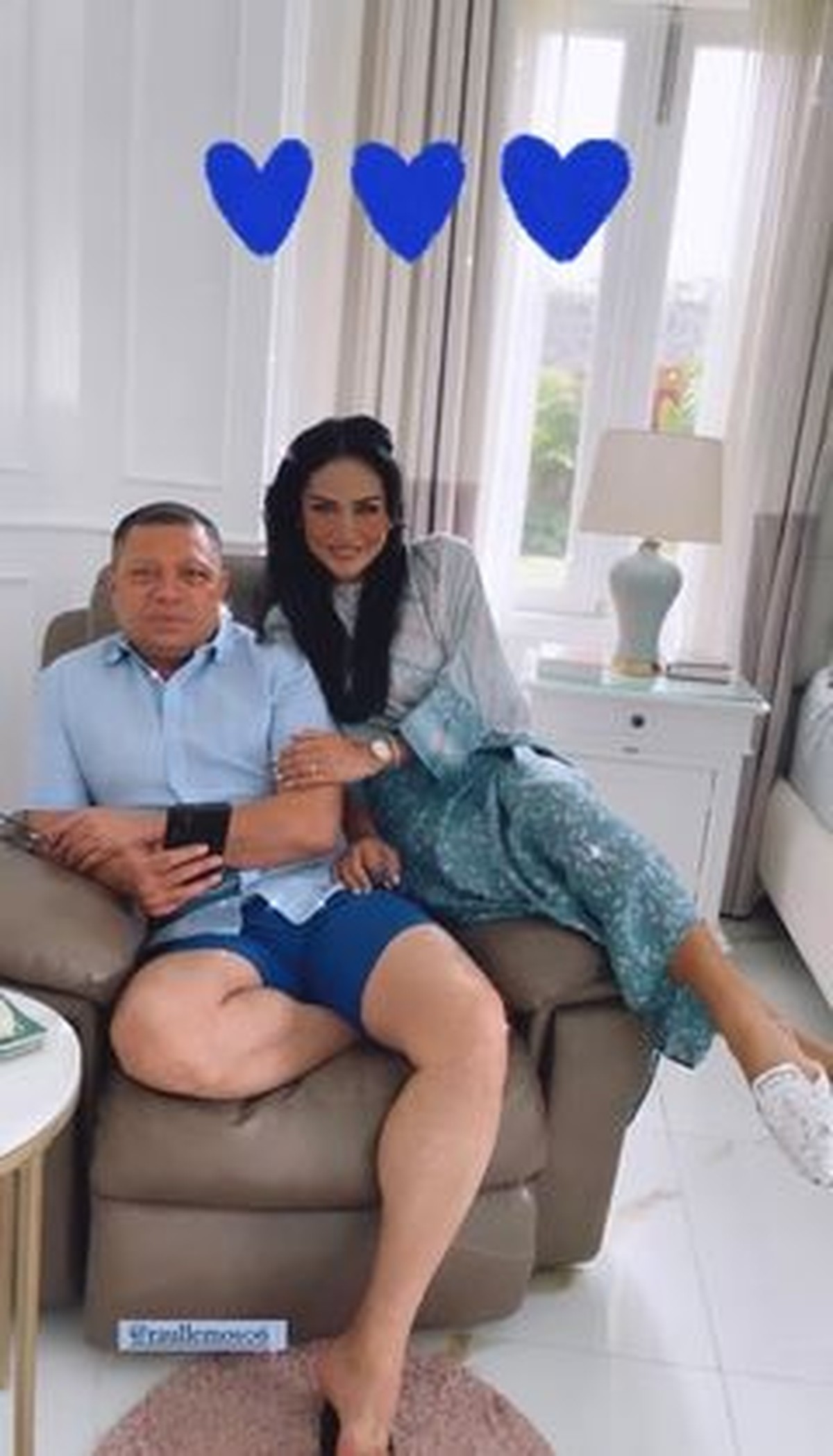 Kebahagiaan tengah dirasakan Krisdayanti akhirnya bisa bertemu sang suami tercinta Raul Lemos setelah setahun LDR&period; Yuk intip&excl;