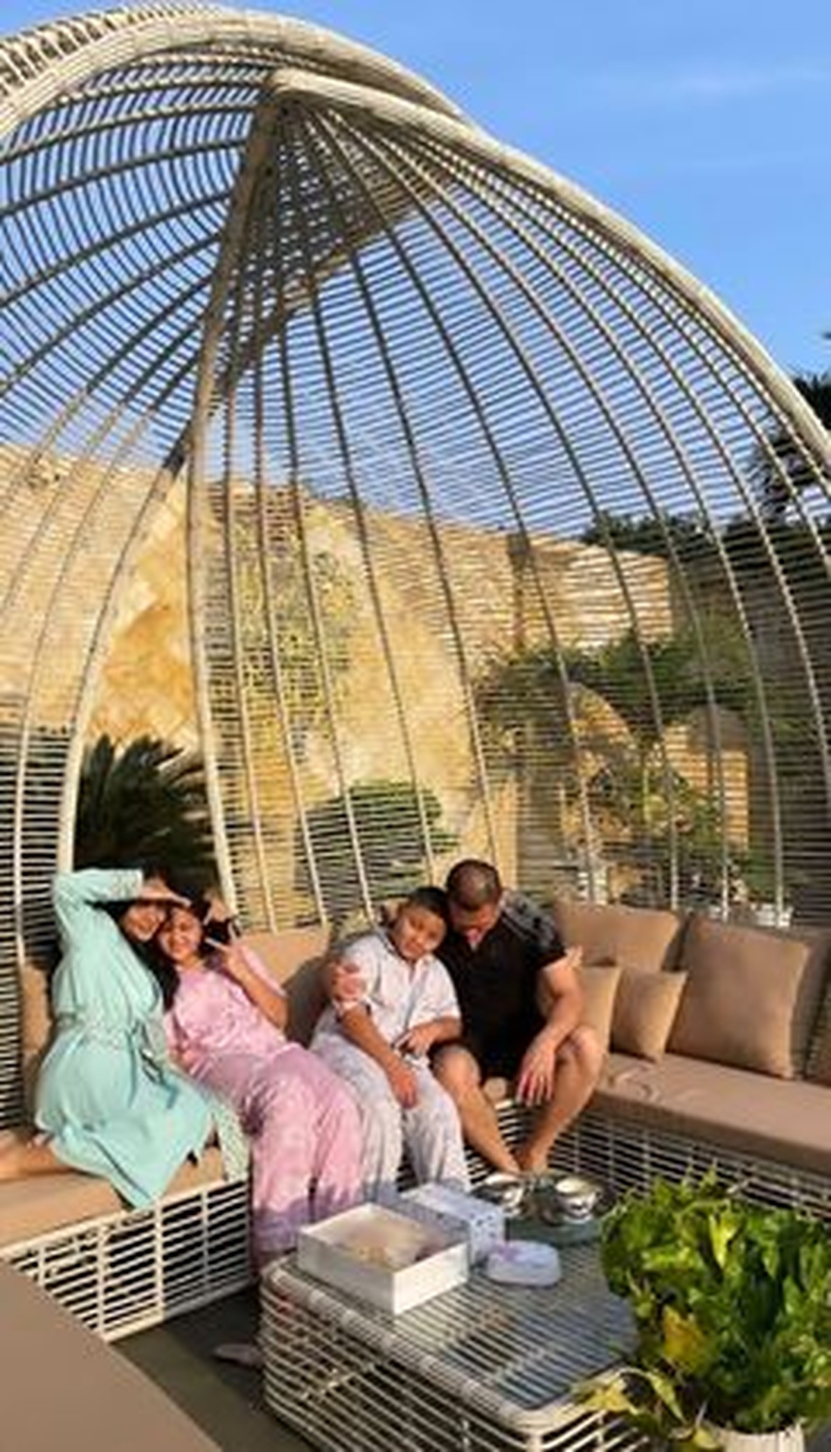 Kebahagiaan tengah dirasakan Krisdayanti akhirnya bisa bertemu sang suami tercinta Raul Lemos setelah setahun LDR&period; Yuk intip&excl;