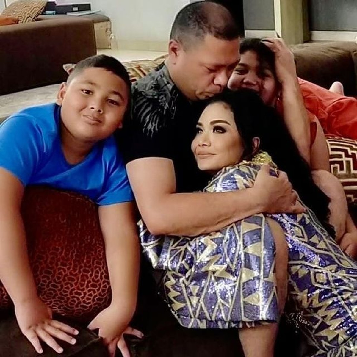 Kebahagiaan tengah dirasakan Krisdayanti akhirnya bisa bertemu sang suami tercinta Raul Lemos setelah setahun LDR&period; Yuk intip&excl;