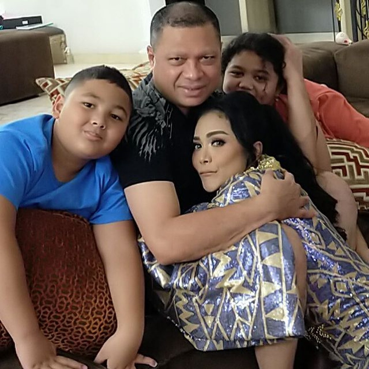 Kebahagiaan tengah dirasakan Krisdayanti akhirnya bisa bertemu sang suami tercinta Raul Lemos setelah setahun LDR&period; Yuk intip&excl;