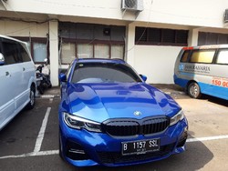 BMW 320i Touring yang Tabrak Polisi Pakai Pelat Bantuan, Kok Warnanya Hitam?