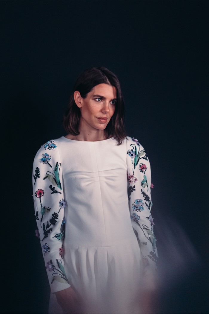 Tak hanya selebriti, fashion show Chanel juga dihadiri oleh Putri Charlotte dari Monako. Ia terlihat elegan dalam balutan gaun putih detail bordir. Foto: Courtesy of Chanel