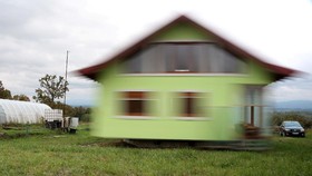 FOTO: Rumah Berputar di Bosnia Usir Rasa Bosan Pemiliknya