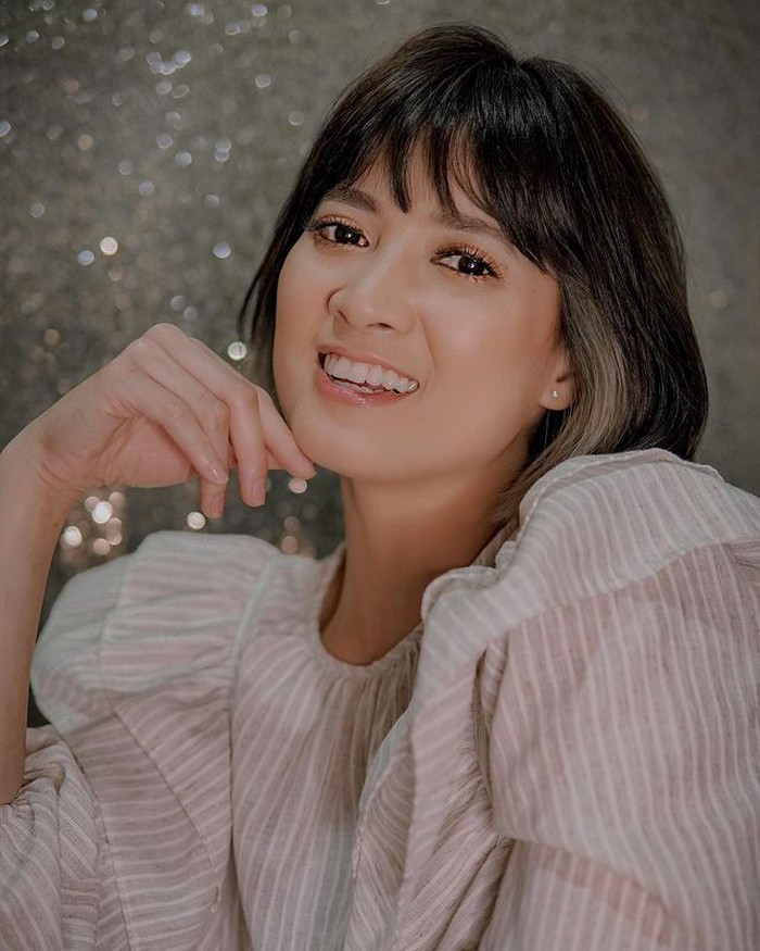 Selama bertahun-tahun Chika Jessica selalu tampil dalam gaya rambut pendeknya. Agar tidak monoton dan berkesan palyful kamu bisa juga menirunya dan menambahkan ombre seperti Chika. (@chikajessica88)