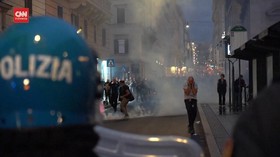 VIDEO: Massa Anti Vaksin di Italia Bentrok dengan Polisi