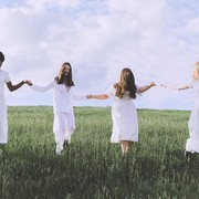 Mudah Dipadukan, Ini Tips Styling Buat yang Hobi Pakai Warna Putih