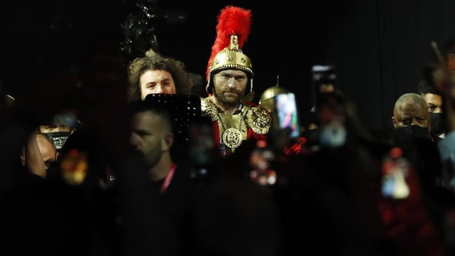 Tyson Fury bertingkah aneh sebelum menghajar KO Deontay Wilder pada ronde 11 dalam pertarungan perebutan sabuk juara kelas berat WBC.