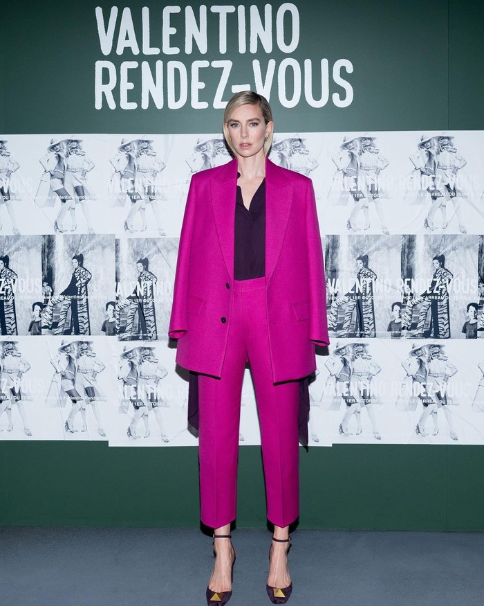 Setelan jas dalam warna fuschia dapat menjadi alternatif untuk tampil formal dan elegan seperti Vanessa Kirby ketika menghadiri peragaan Valentino. Foto: Instagram Maison Valentino