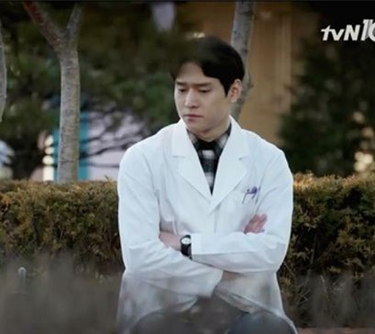 9 Potret Tampan Aktor Korea Dalam Balutan Jas Putih