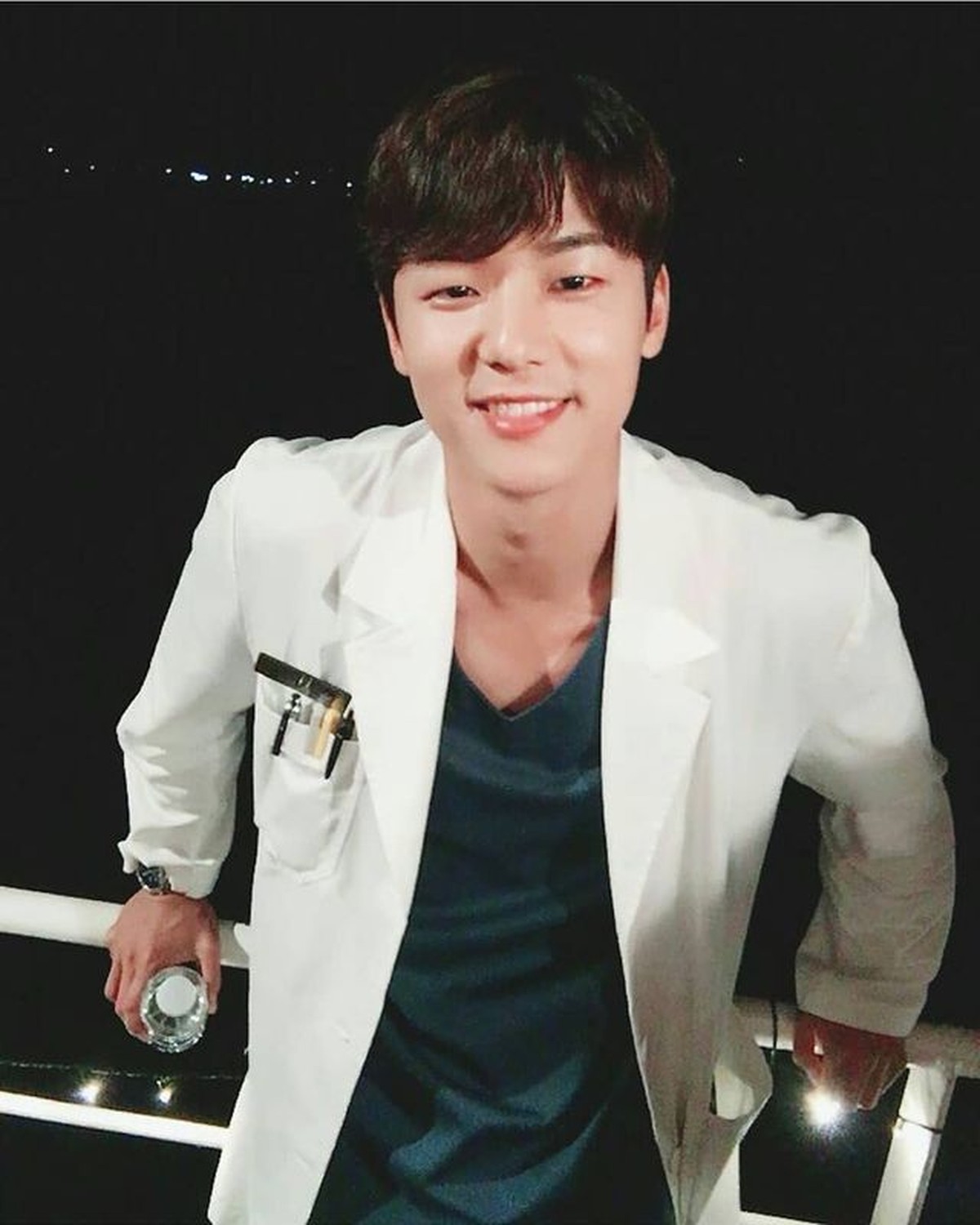 9 Potret Tampan Aktor Korea Dalam Balutan Jas Putih