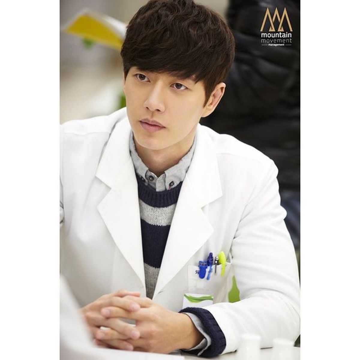 9 Potret Tampan Aktor Korea Dalam Balutan Jas Putih