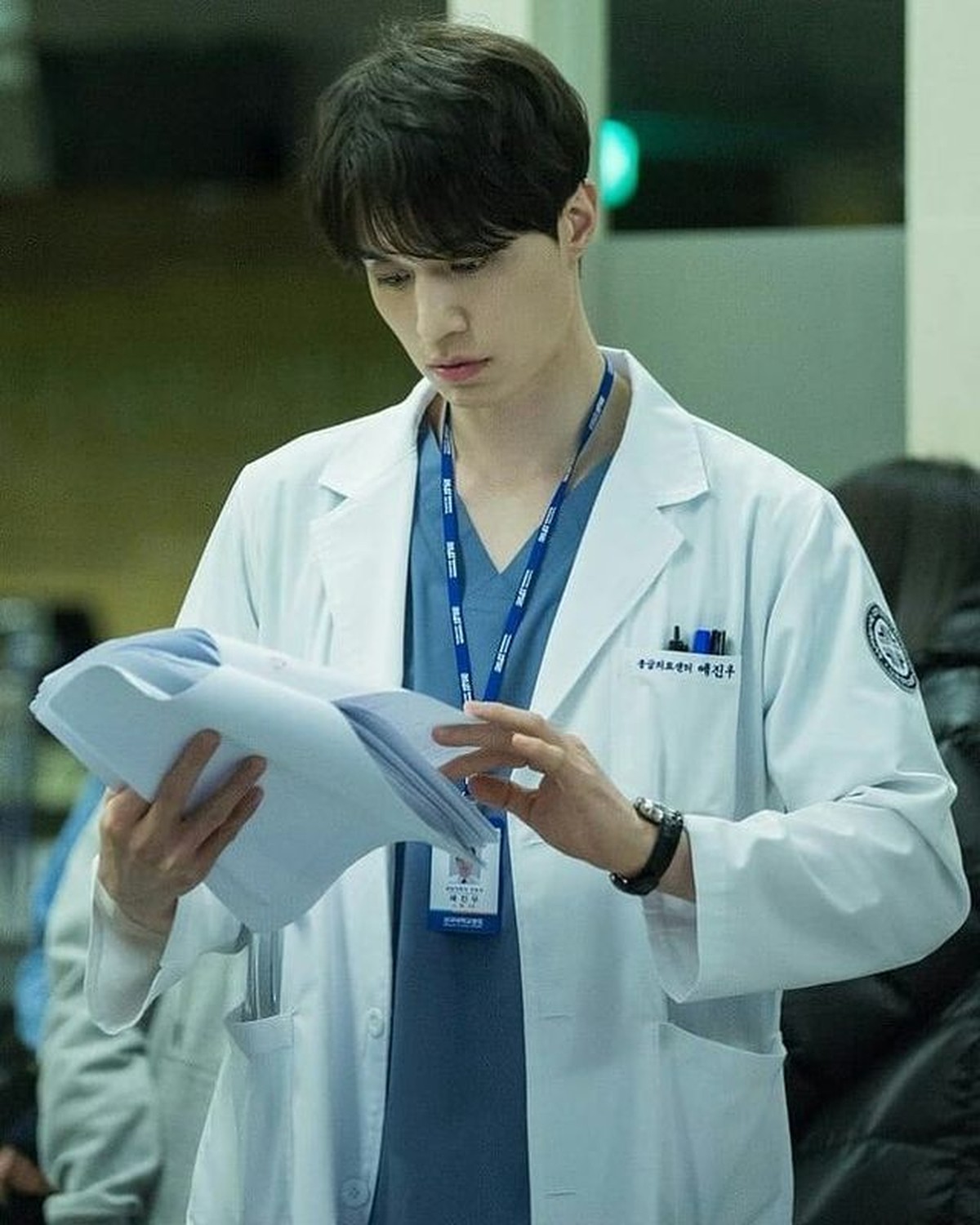 9 Potret Tampan Aktor Korea Dalam Balutan Jas Putih