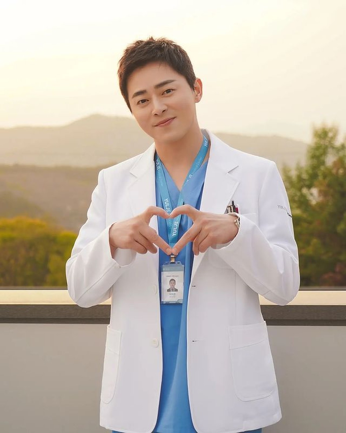 9 Potret Tampan Aktor Korea Dalam Balutan Jas Putih