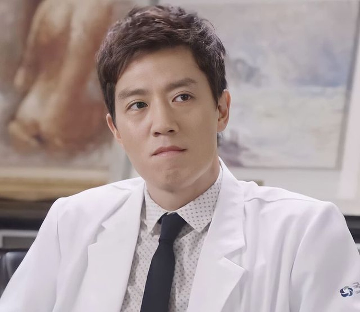 9 Potret Tampan Aktor Korea Dalam Balutan Jas Putih