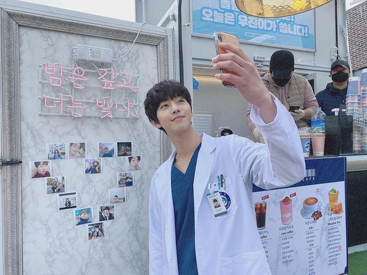 9 Potret Tampan Aktor Korea Dalam Balutan Jas Putih