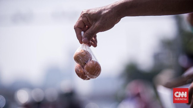 Harga telur ayam di pasar tradisional Jakarta tembus Rp32 ribu per kg. Kenaikan harga telur disebut karena permintaan mulai mendaki.