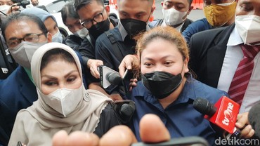 img-title Anak Nia Daniaty Dituntut Rp8,1 M Atas Kasus CPNS Bodong & Perjalanan Karier Happy Salma