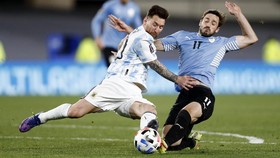 FOTO: Messi Cetak Gol Hoki, Argentina Lumat Uruguay