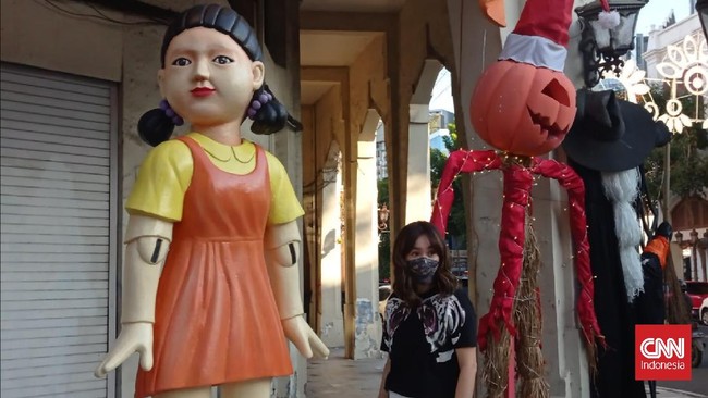 Kemunculan boneka yang ada pada serial Squid Game di Surabaya memicu kerumunan di tengan Covid-19 sehingga ditindak aparat.