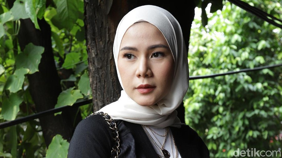 Cynthia Ramlan Cynthia Ramlan bersama suaminya Erlan Tjokro saat konferensi pers terkait klarifikasi indentitas dikawasan Kebayoran Baru, Jakarta, Senin, (11/10/2021).