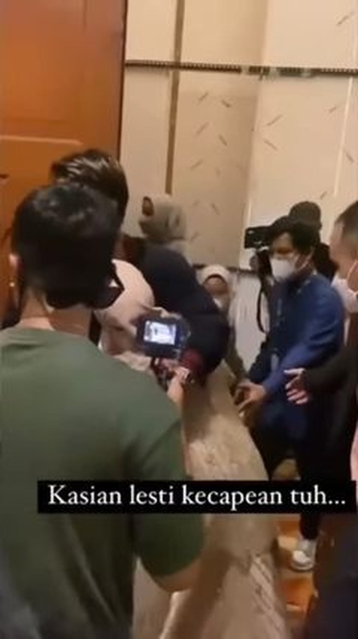 Media sosial sedang dihebohkan oleh video Lesti Kejora pingsan usai mengisi sebuah acara&period; Yuk kita lihat detik-detik jelang ia pingsan&excl;