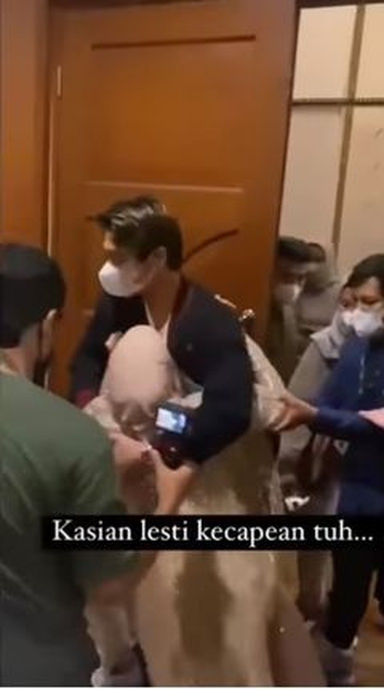 Detik-detik Lesti Kejora Pingsan Usai Manggung yang Panen Hujatan Media sosial sedang dihebohkan oleh video Lesti Kejora pingsan usai mengisi sebuah acara. Yuk kita lihat detik-detik jelang ia pingsan!
