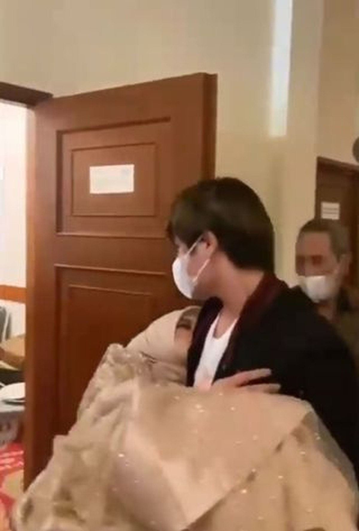 Media sosial sedang dihebohkan oleh video Lesti Kejora pingsan usai mengisi sebuah acara&period; Yuk kita lihat detik-detik jelang ia pingsan&excl;