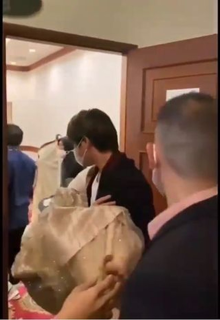 Detik-detik Lesti Kejora Pingsan Usai Manggung yang Panen Hujatan Media sosial sedang dihebohkan oleh video Lesti Kejora pingsan usai mengisi sebuah acara. Yuk kita lihat detik-detik jelang ia pingsan!