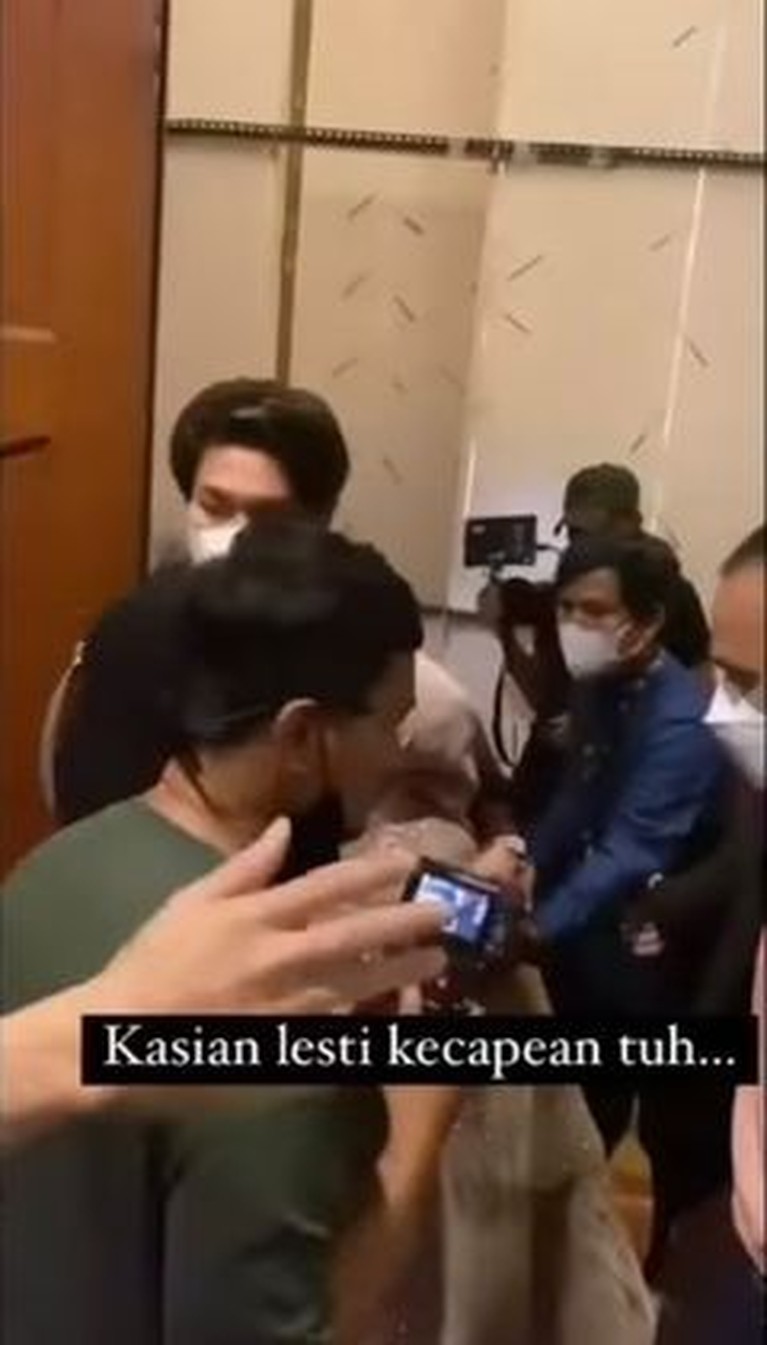 Detik-detik Lesti Kejora Pingsan Usai Manggung yang Panen Hujatan Media sosial sedang dihebohkan oleh video Lesti Kejora pingsan usai mengisi sebuah acara. Yuk kita lihat detik-detik jelang ia pingsan!