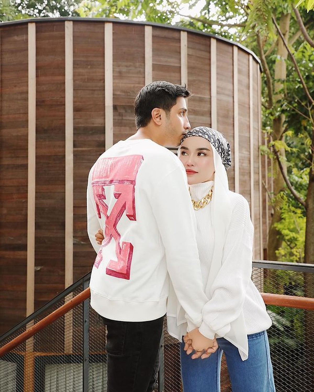 Rumah tangga Medina Zein dan Lukman Azhari sedang diterpa isu miring karena unggahan Medina&period; Yuk intip lagi kemesraan mereka&excl;