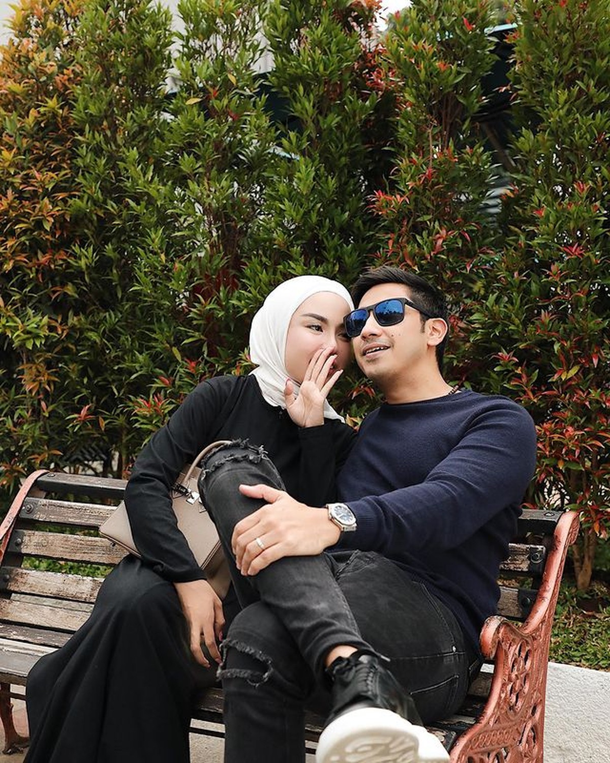 Rumah tangga Medina Zein dan Lukman Azhari sedang diterpa isu miring karena unggahan Medina&period; Yuk intip lagi kemesraan mereka&excl;