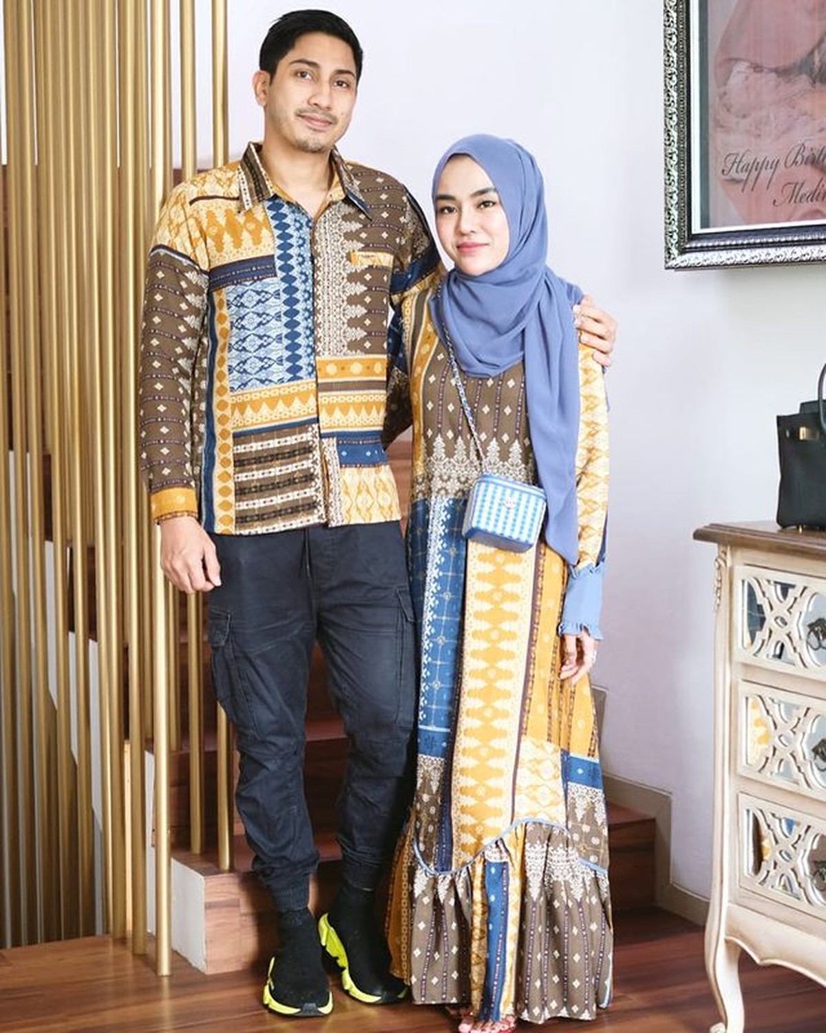 Rumah tangga Medina Zein dan Lukman Azhari sedang diterpa isu miring karena unggahan Medina&period; Yuk intip lagi kemesraan mereka&excl;