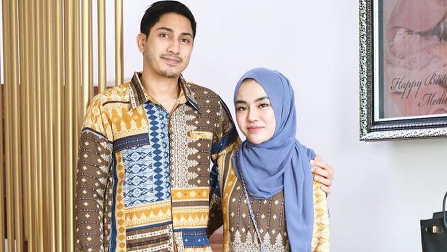 Rumah tangga Medina Zein dan Lukman Azhari sedang diterpa isu miring karena unggahan Medina. Yuk intip lagi kemesraan mereka!
