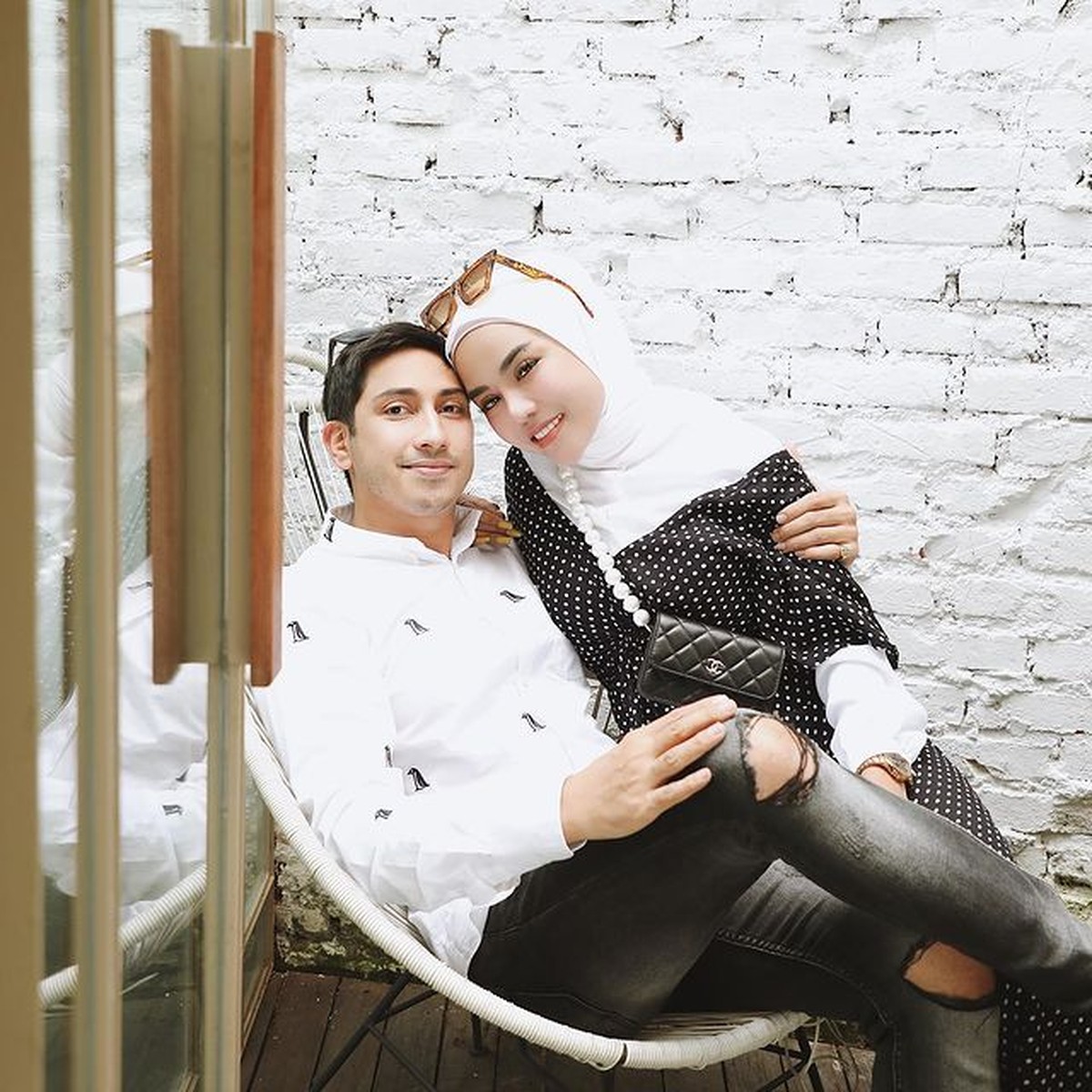 Rumah tangga Medina Zein dan Lukman Azhari sedang diterpa isu miring karena unggahan Medina&period; Yuk intip lagi kemesraan mereka&excl;