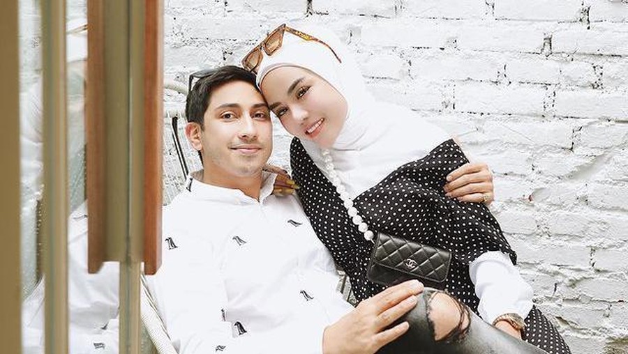 Rumah tangga Medina Zein dan Lukman Azhari sedang diterpa isu miring karena unggahan Medina. Yuk intip lagi kemesraan mereka!