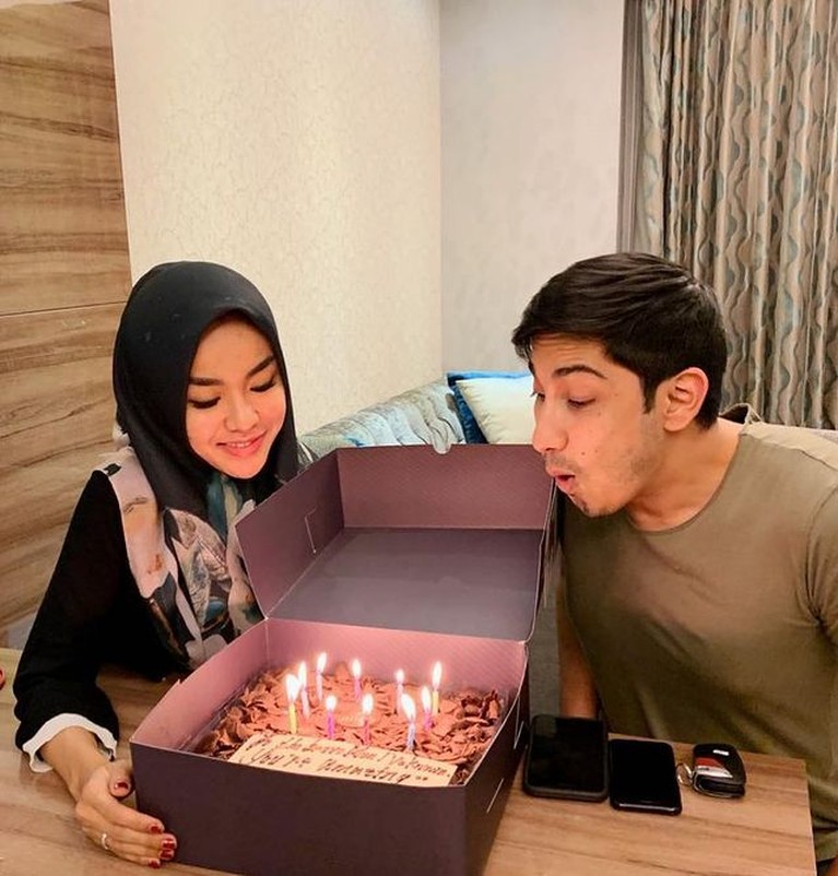 Diterpa Isu Miring, Intip Lagi Kemesraan Medina Zein dan Sang Suami Rumah tangga Medina Zein dan Lukman Azhari sedang diterpa isu miring karena unggahan Medina. Yuk intip lagi kemesraan mereka!