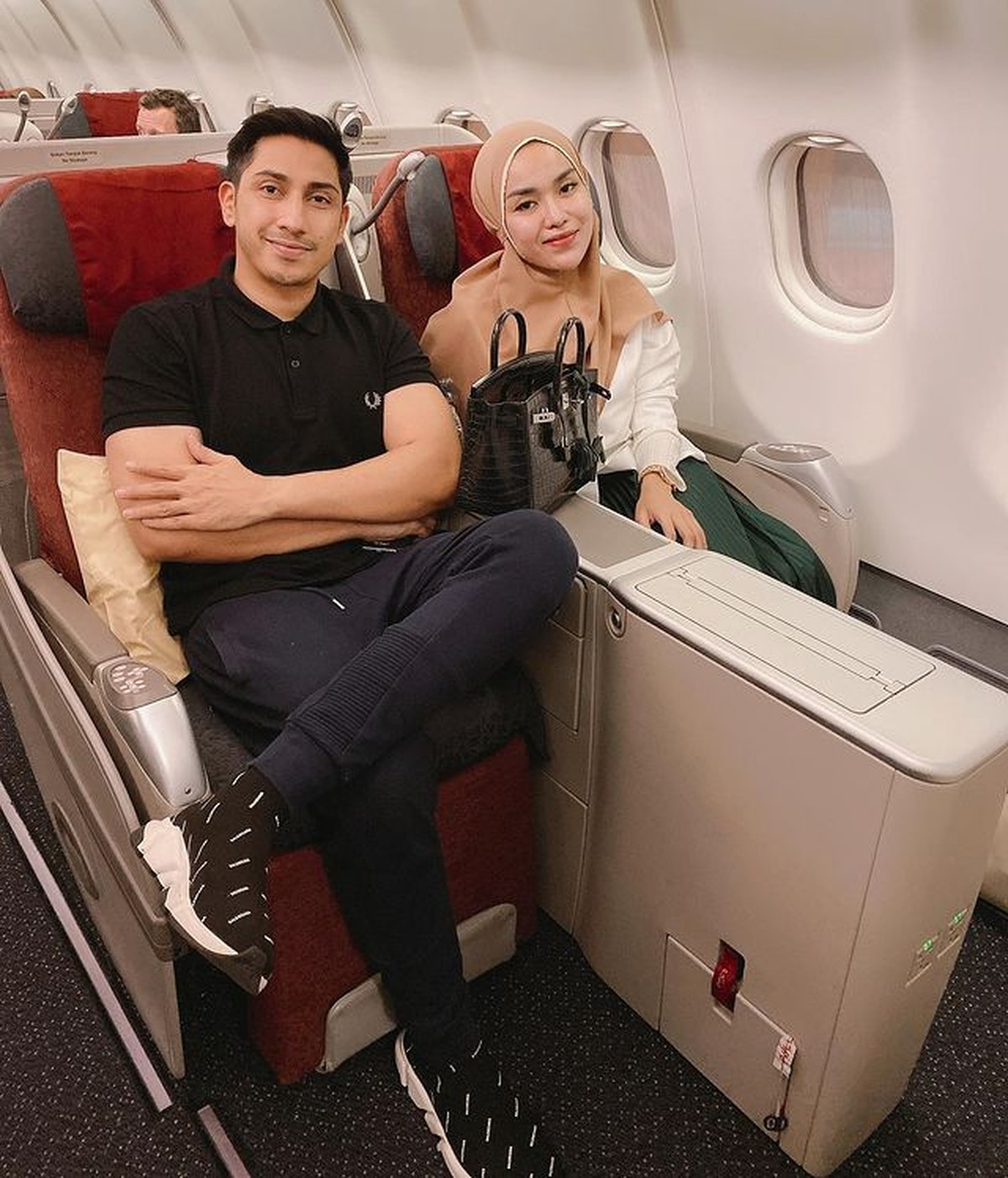 Rumah tangga Medina Zein dan Lukman Azhari sedang diterpa isu miring karena unggahan Medina&period; Yuk intip lagi kemesraan mereka&excl;