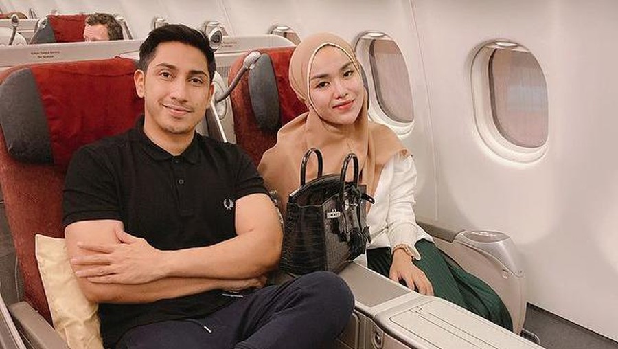 Rumah tangga Medina Zein dan Lukman Azhari sedang diterpa isu miring karena unggahan Medina. Yuk intip lagi kemesraan mereka!