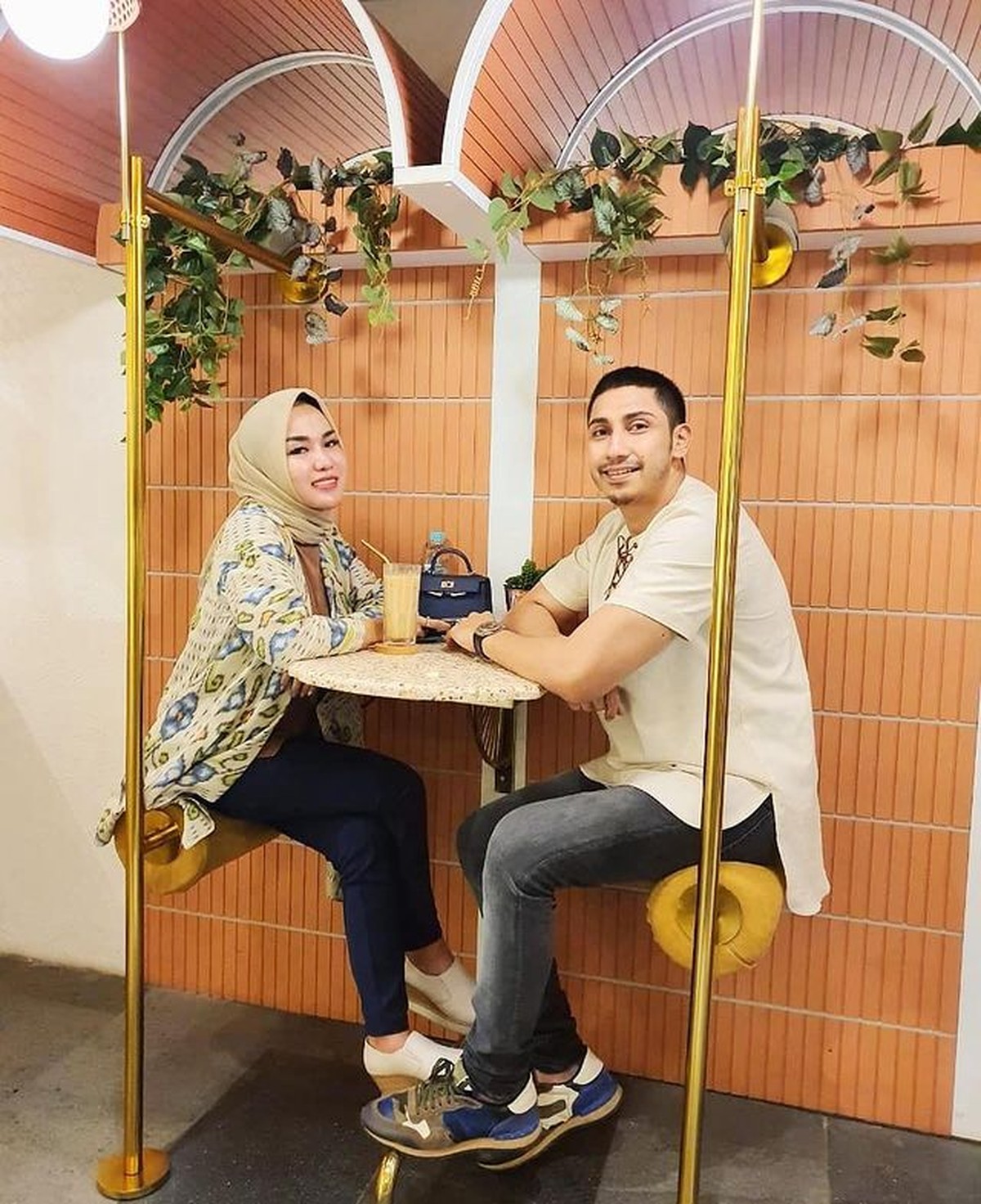 Rumah tangga Medina Zein dan Lukman Azhari sedang diterpa isu miring karena unggahan Medina&period; Yuk intip lagi kemesraan mereka&excl;