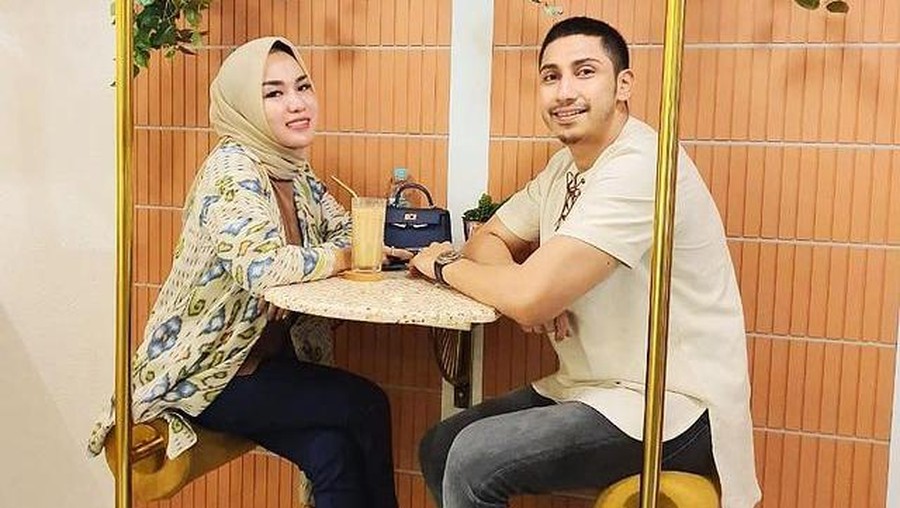 Rumah tangga Medina Zein dan Lukman Azhari sedang diterpa isu miring karena unggahan Medina. Yuk intip lagi kemesraan mereka!