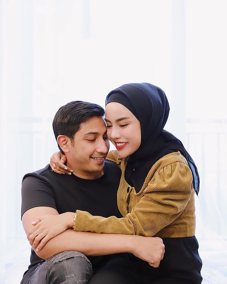 Rumah tangga Medina Zein dan Lukman Azhari sedang diterpa isu miring karena unggahan Medina. Yuk intip lagi kemesraan mereka!