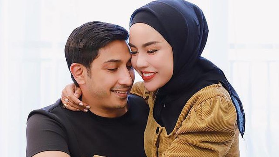 Diterpa Isu Miring, Intip Lagi Kemesraan Medina Zein dan Sang Suami Rumah tangga Medina Zein dan Lukman Azhari sedang diterpa isu miring karena unggahan Medina. Yuk intip lagi kemesraan mereka!
