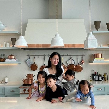 img-title Rahasia Awet Muda Donna Harun di Usia 53-an, Tetap Cantik Saat Temani 4 Cucu Gemasnya