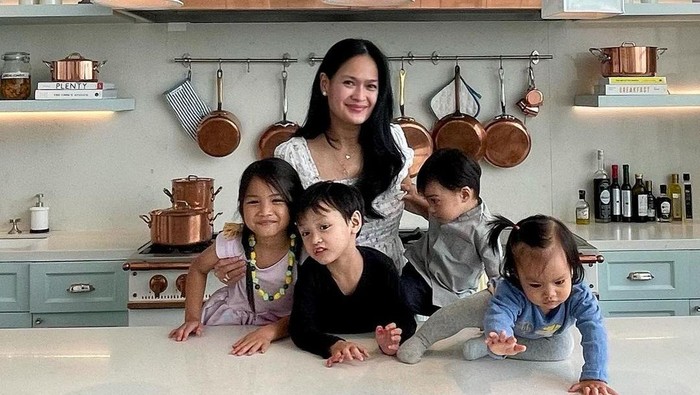 Rahasia Awet Muda Donna Harun di Usia 53-an, Tetap Cantik Saat Temani 4 Cucu Gemasnya Rahasia Awet Muda Donna Harun di Usia 53-an, Tetap Cantik Saat Temani 4 Cucu Gemasnya