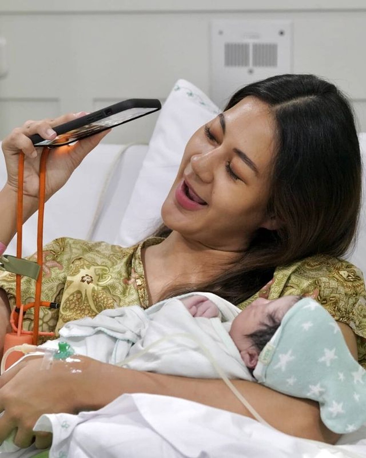 Kebahagiaan keluarga Baim Wong semakin lengkap dengan kehadiran Kenzo Eldrago Wong yang baru lahir pada Sabtu &lpar;9&sol;10&rpar;&period; Yuk intip&excl;