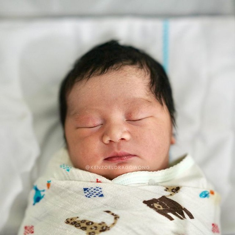 Foto Lucu Kenzo Eldrago Wong yang Baru Saja Lahir Kebahagiaan keluarga Baim Wong semakin lengkap dengan kehadiran Kenzo Eldrago Wong yang baru lahir pada Sabtu (9/10). Yuk intip!