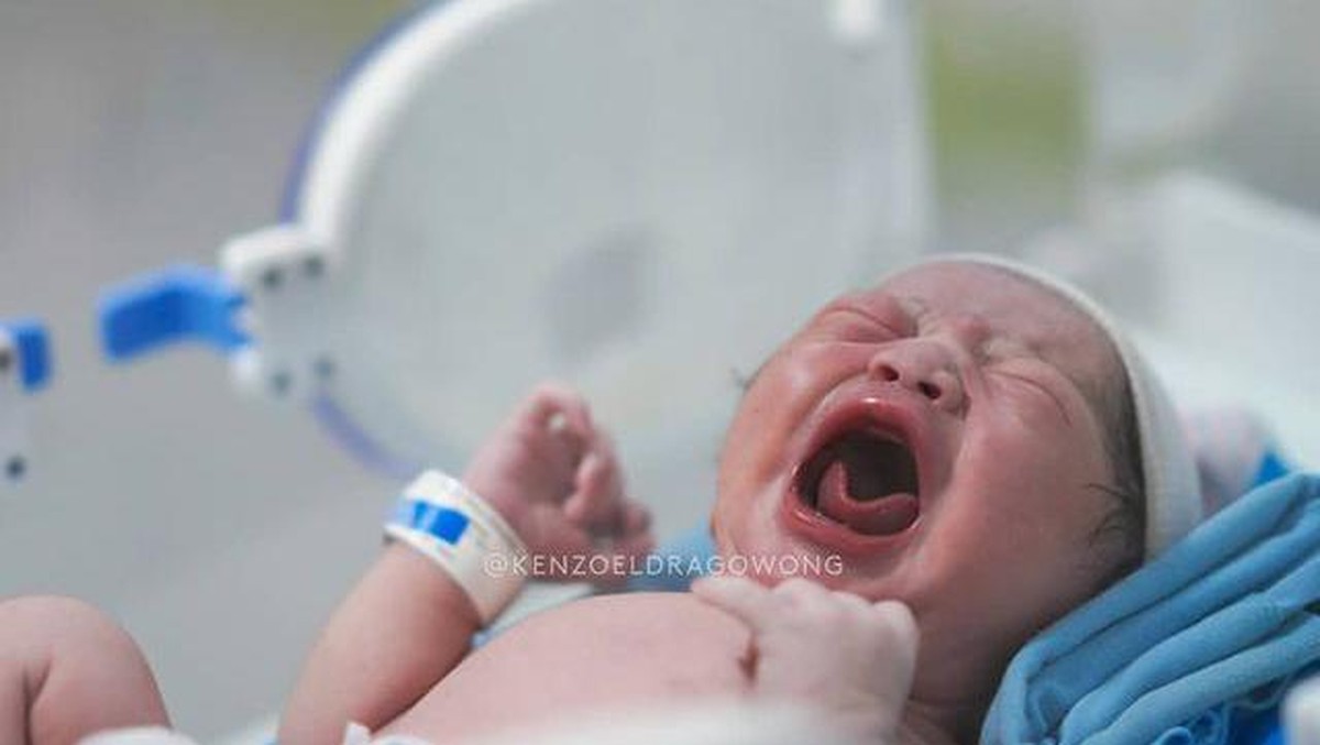 Kebahagiaan keluarga Baim Wong semakin lengkap dengan kehadiran Kenzo Eldrago Wong yang baru lahir pada Sabtu &lpar;9&sol;10&rpar;&period; Yuk intip&excl;