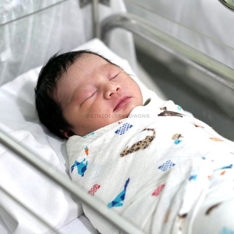 Foto Lucu Kenzo Eldrago Wong yang Baru Saja Lahir Kebahagiaan keluarga Baim Wong semakin lengkap dengan kehadiran Kenzo Eldrago Wong yang baru lahir pada Sabtu (9/10). Yuk intip!