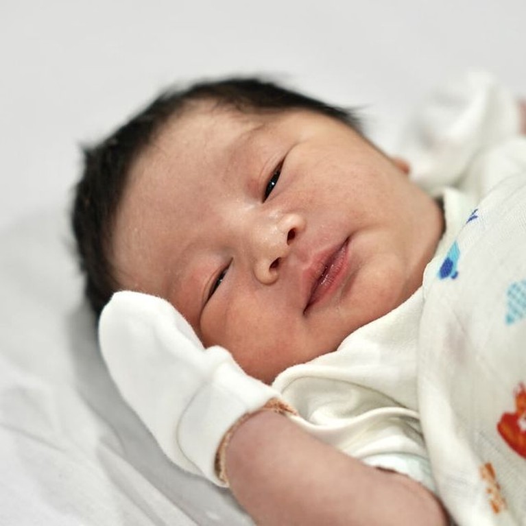 Foto Lucu Kenzo Eldrago Wong yang Baru Saja Lahir Kebahagiaan keluarga Baim Wong semakin lengkap dengan kehadiran Kenzo Eldrago Wong yang baru lahir pada Sabtu (9/10). Yuk intip!